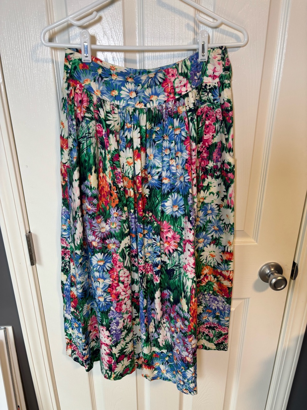 The Eagle's Eye multicolored floral vintage skirt with pockets. Size: 8